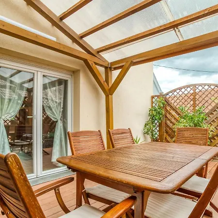 Vakantiehuis Swanky In With Balcony Saasenheim
