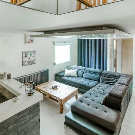 Swanky In With Balcony *