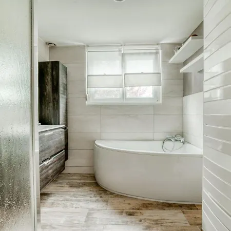 Swanky In With Balcony Vakantiehuis