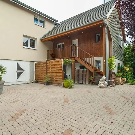 Swanky In With Balcony Vakantiehuis