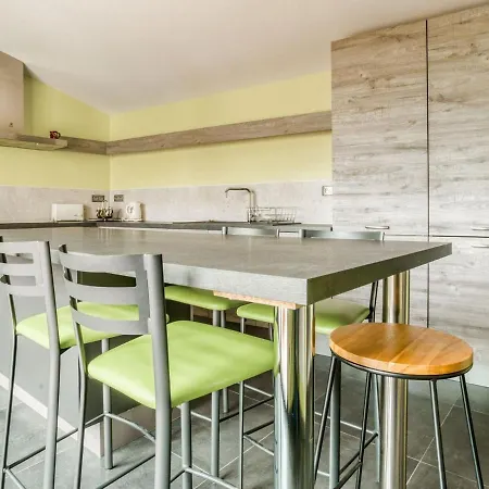 Vakantiehuis Swanky In With Balcony *