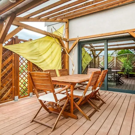 Swanky In With Balcony *