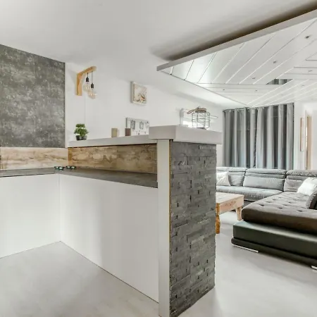 Vakantiehuis Swanky In With Balcony