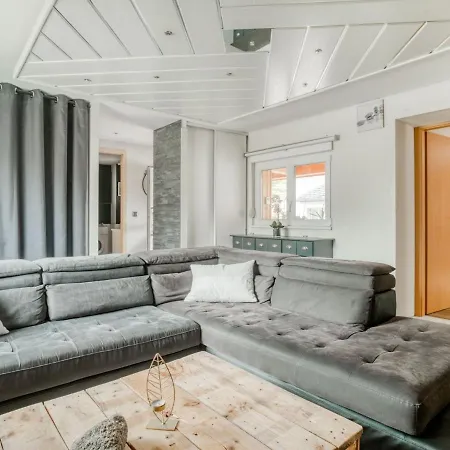 Swanky In With Balcony Vakantiehuis