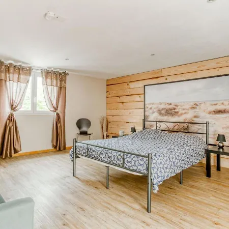 Swanky In With Balcony Vakantiehuis